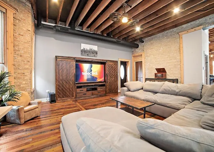 Mid-century Gem Steps From United Center Chicago