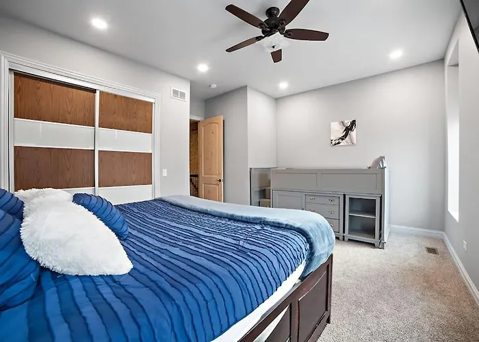 Hotel Mid-century Gem Steps From United Center 4*