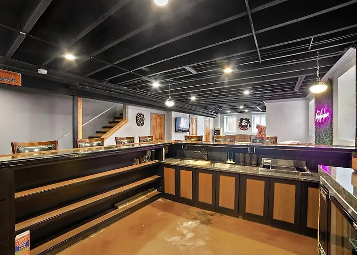 Mid-century Gem Steps From United Center 4*