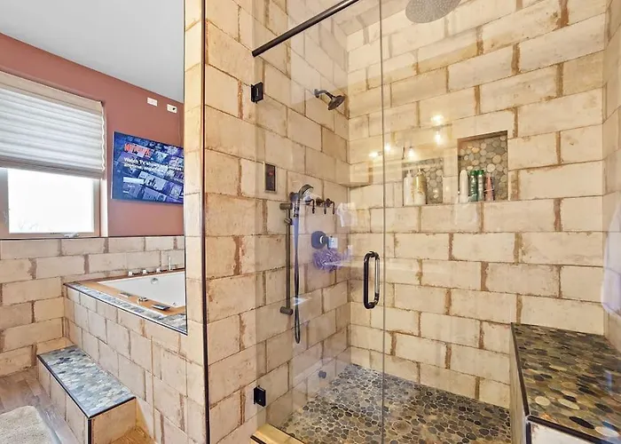Mid-century Gem Steps From United Center Hotel 4*