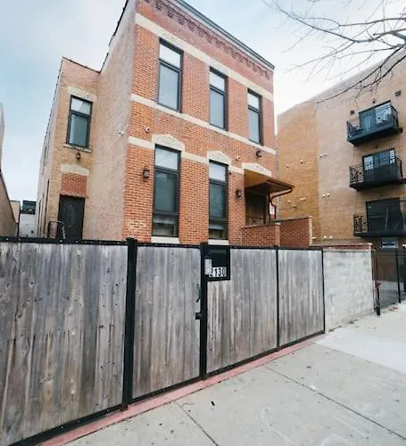Mid-century Gem Steps From United Center 4*