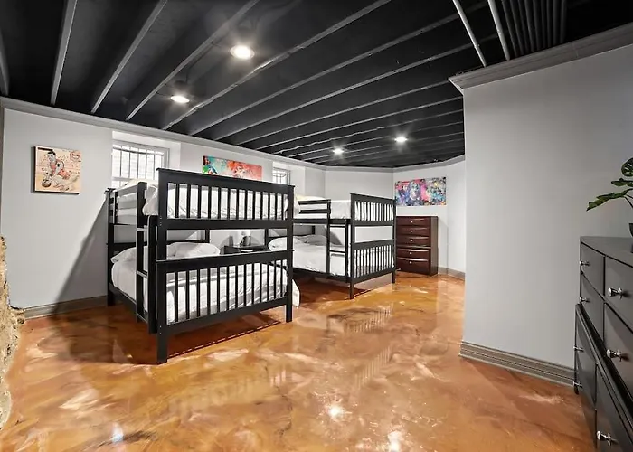 Mid-century Gem Steps From United Center Chicago